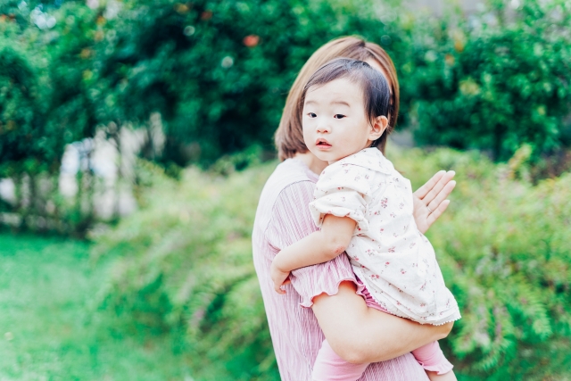 子供を抱きかかえる女性