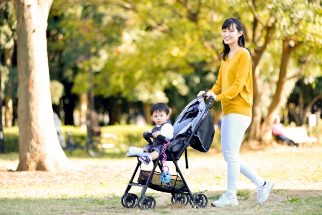 ベビーカーを押す女性