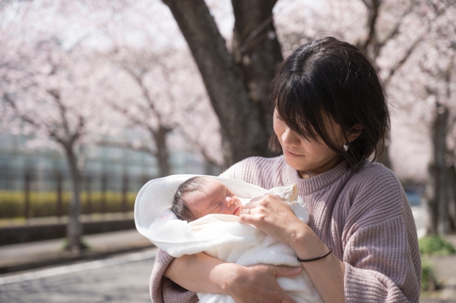 赤ちゃんを抱えるお母さん